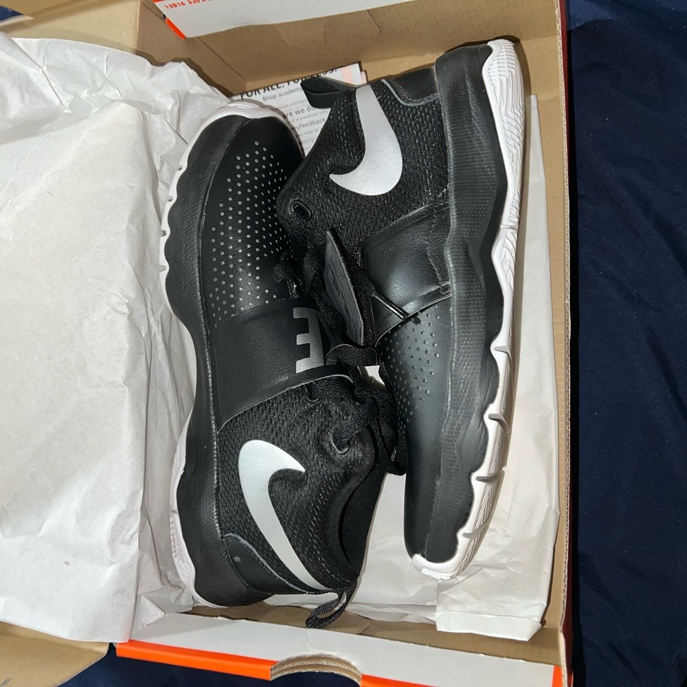 Basketball shoes
